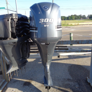 USED 2010 YAMAHA 300 HP 30" 4 FOUR STROKE OUTBOARD BOAT MOTOR F300 300hp LEFT — Used Outboards