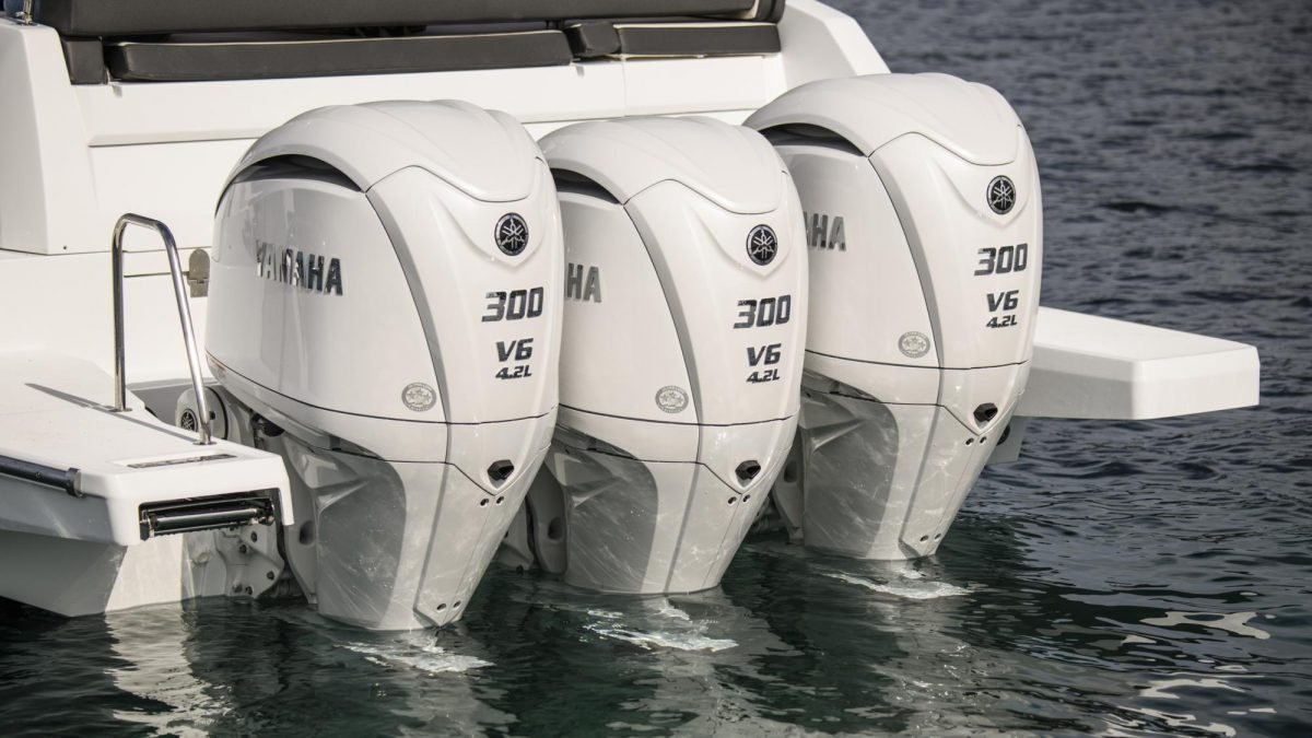 Yamaha V6 4.2L 300HP - 25" Shaft, 2022 Model